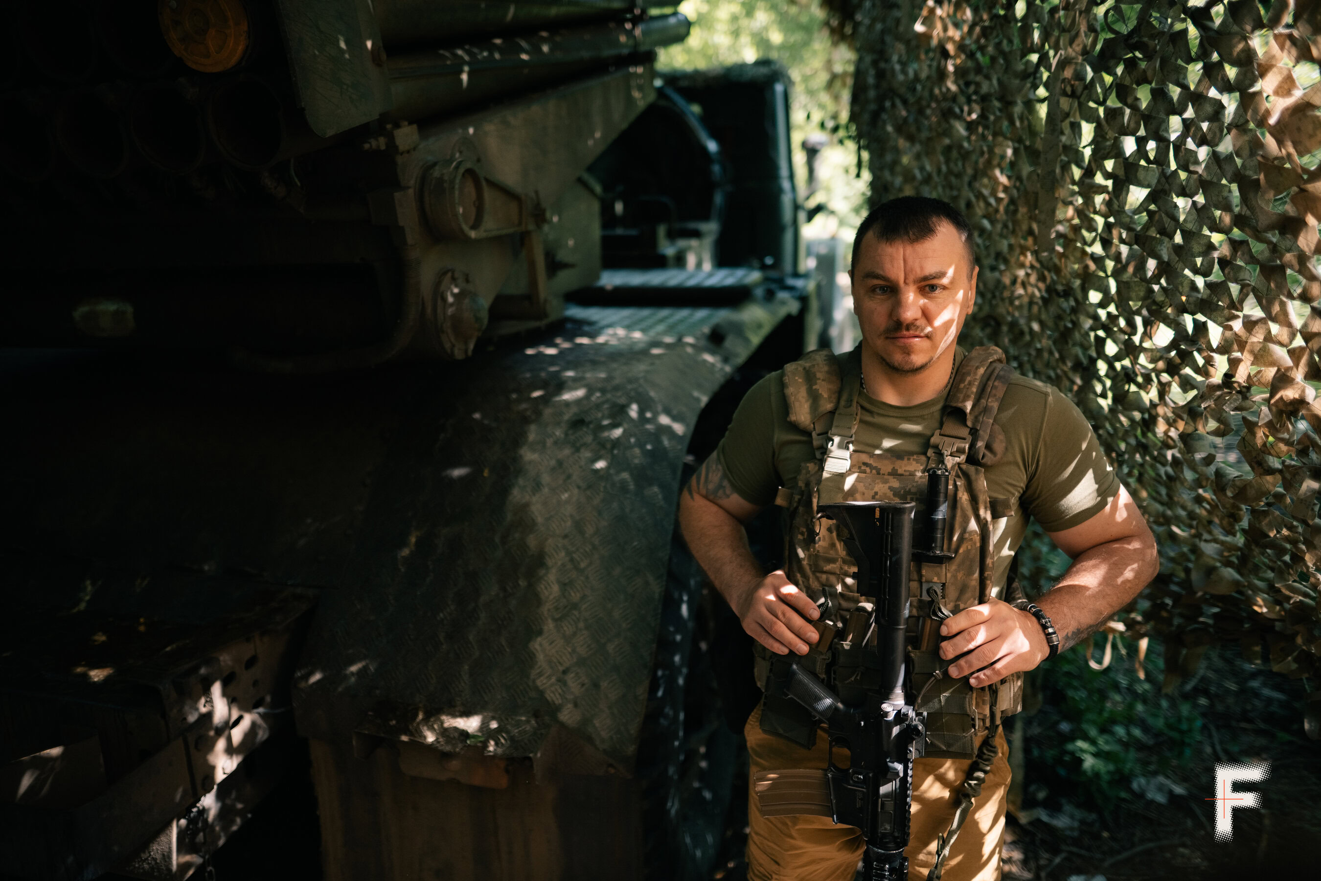 Старший офіцер батареї з позивним «Алекс» стежить за небом під час роботи «Града».
