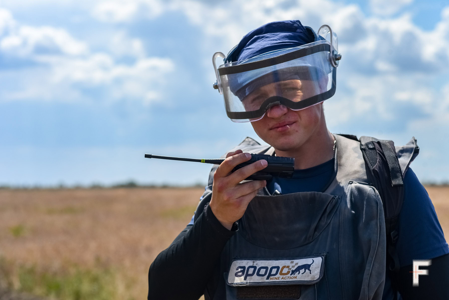 Іван Вихівський, командир групи організації APOPO, передає інформацію по рації під час операції з гуманітарного розмінування.