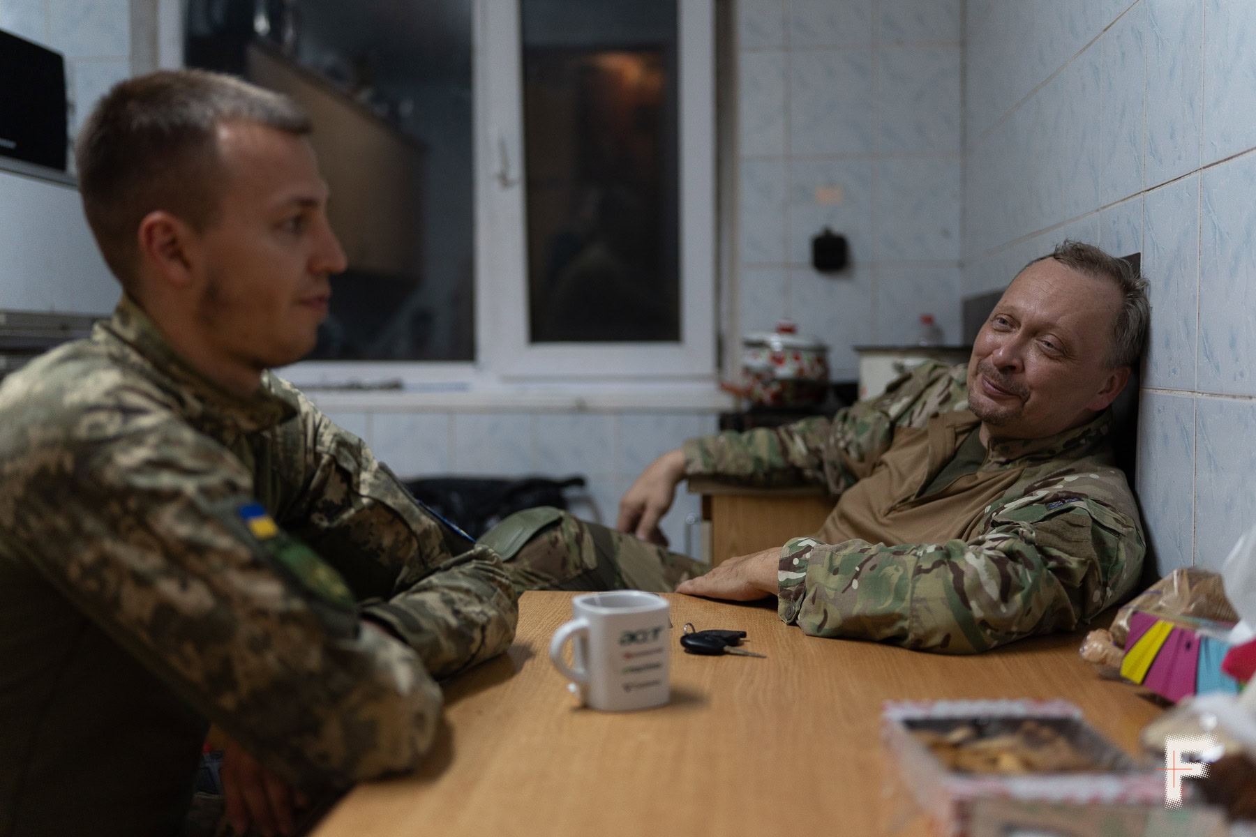 Добровольці ДФТГ «Мрія» Олег Токар та Ілля Ізюбенко під час добового бойового чергування на Київщині.