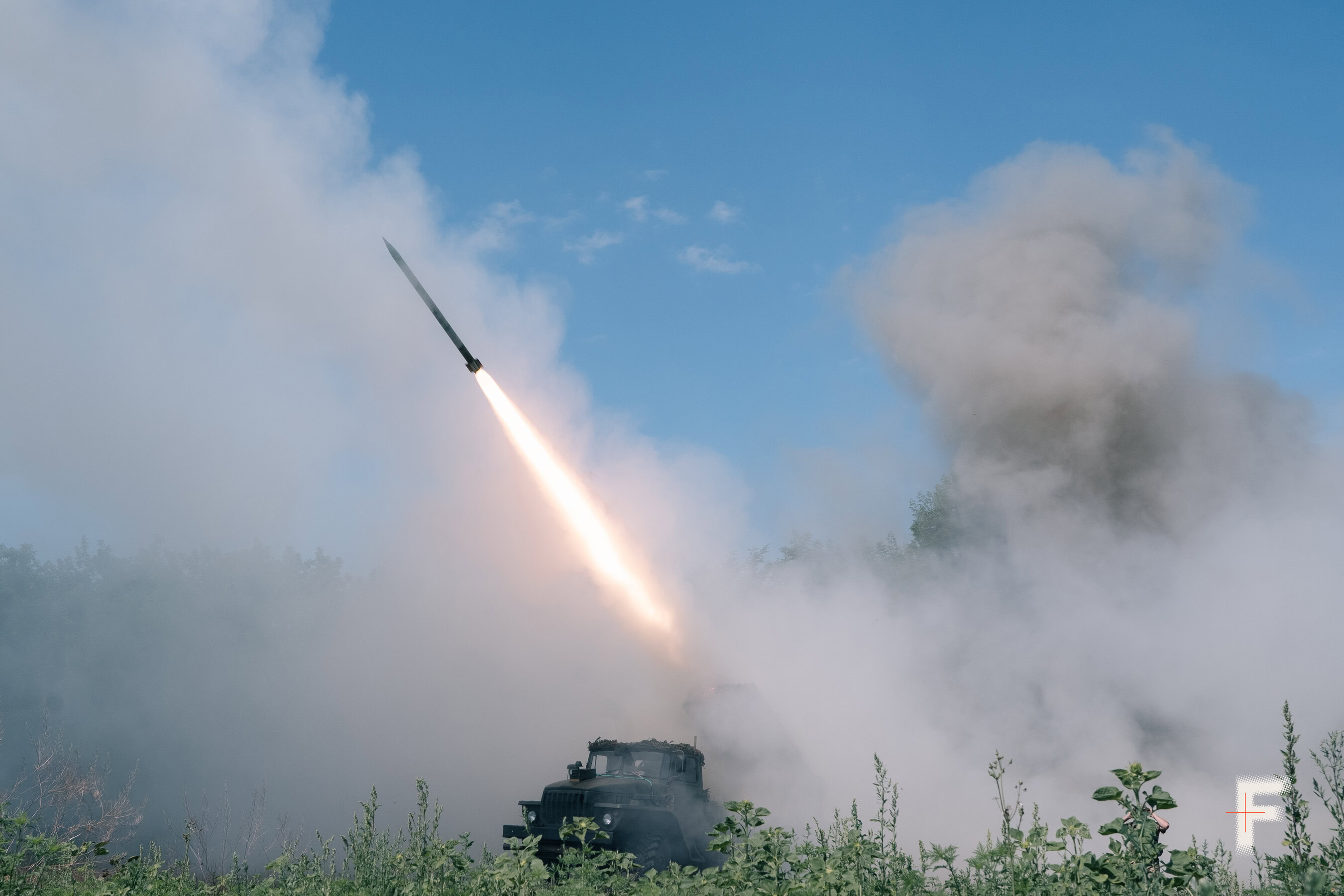 РСЗО «Град» замаскована під деревом на позиції в Дніпропетровській області.
