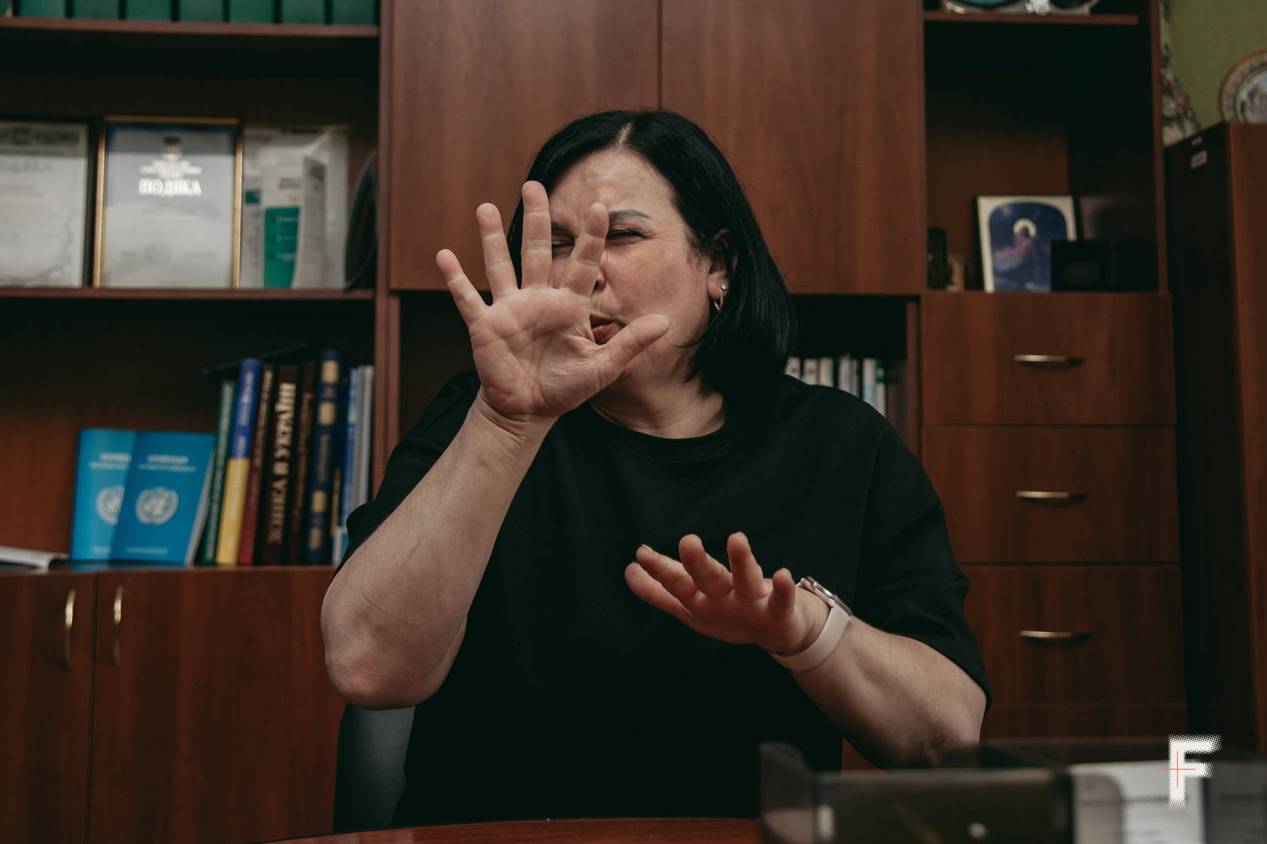 Ірина Лісова розповідає про втрату сина під час інтервʼю в офісі УТОГ.