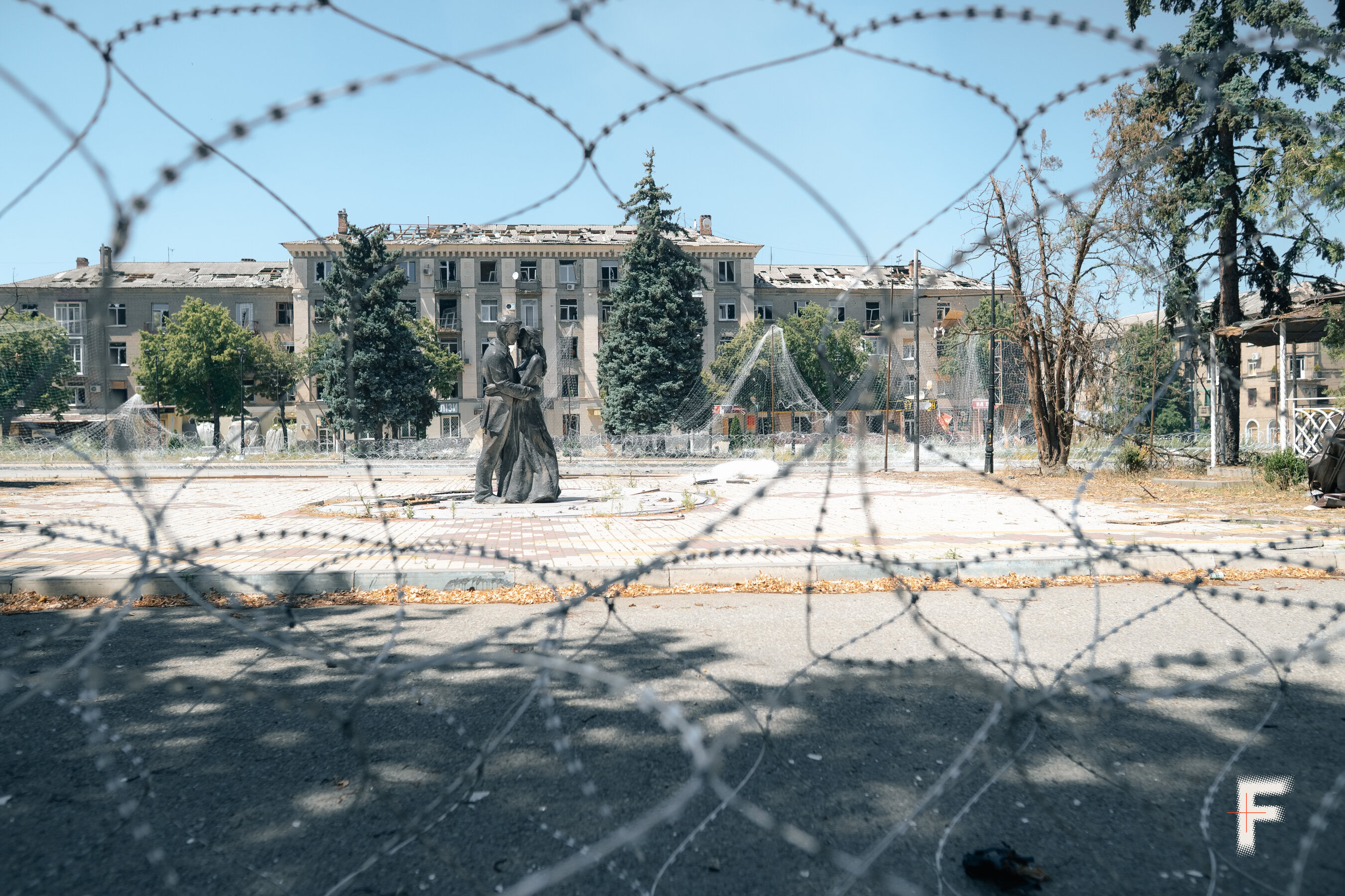 Військовослужбовці заходять до одного з небагатьох працюючих магазинів у Дружківці.