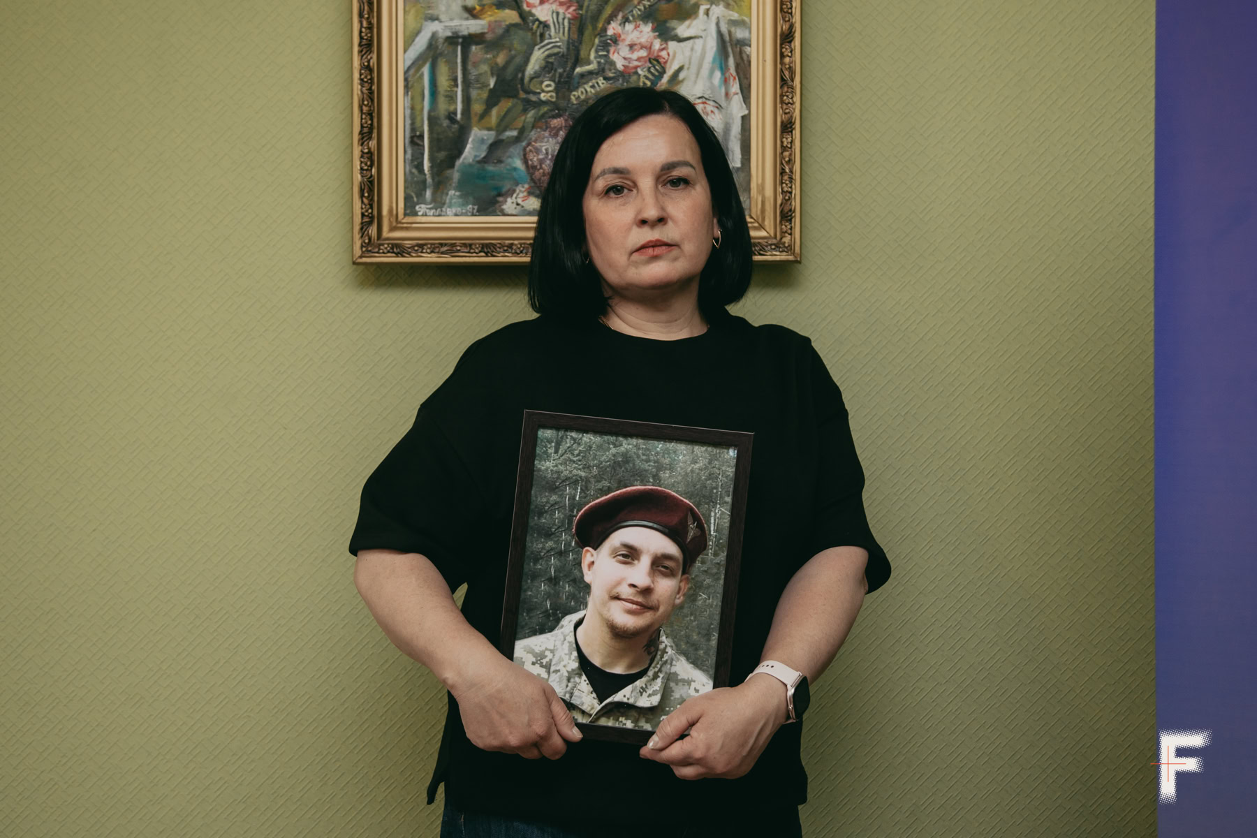 Ірина Лісова тримає портрет загиблого сина в офісі Київської організації УТОГ.