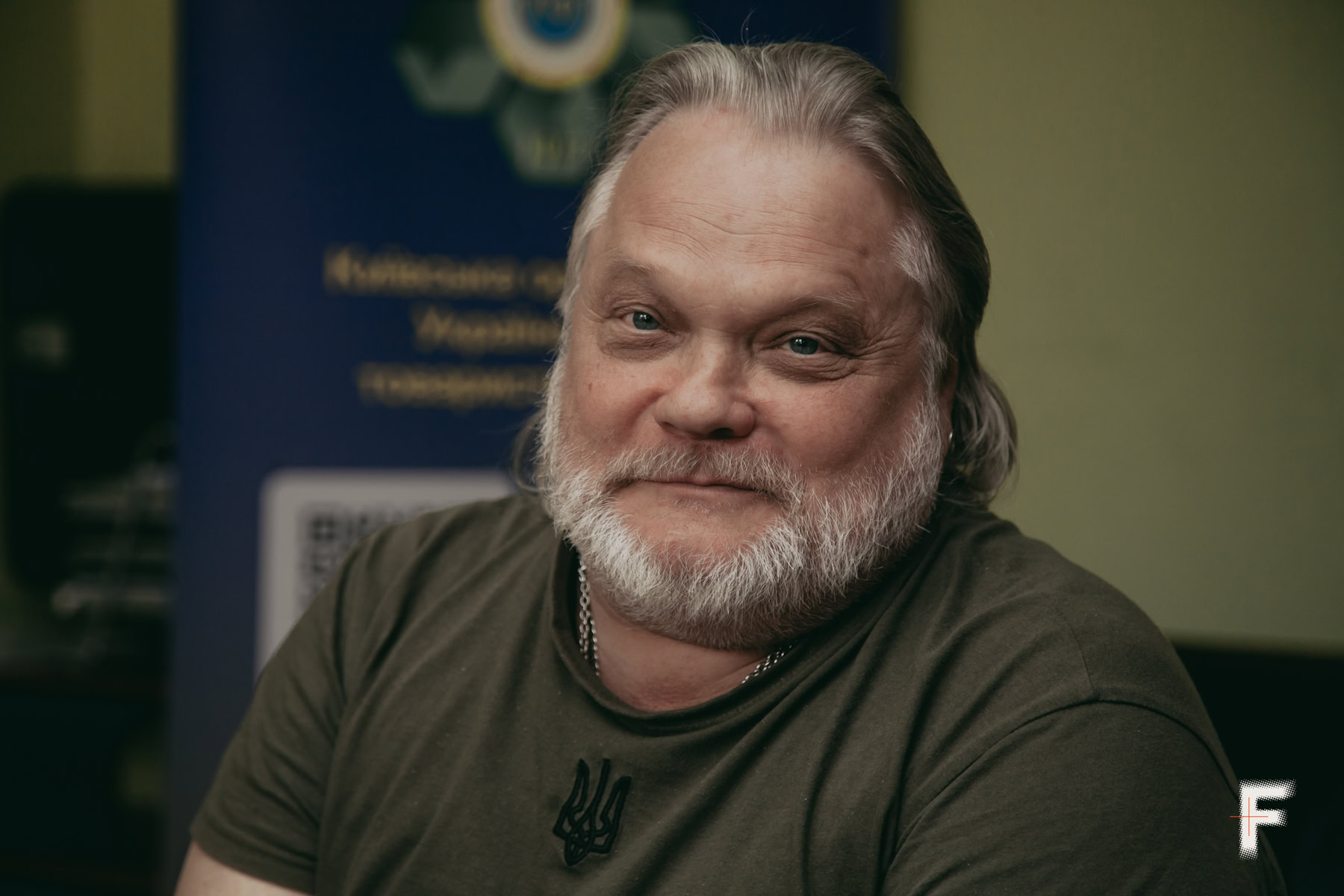 Володимир Неткач розповідає про досвід війни під час інтервʼю в офісі Київської організації УТОГ.