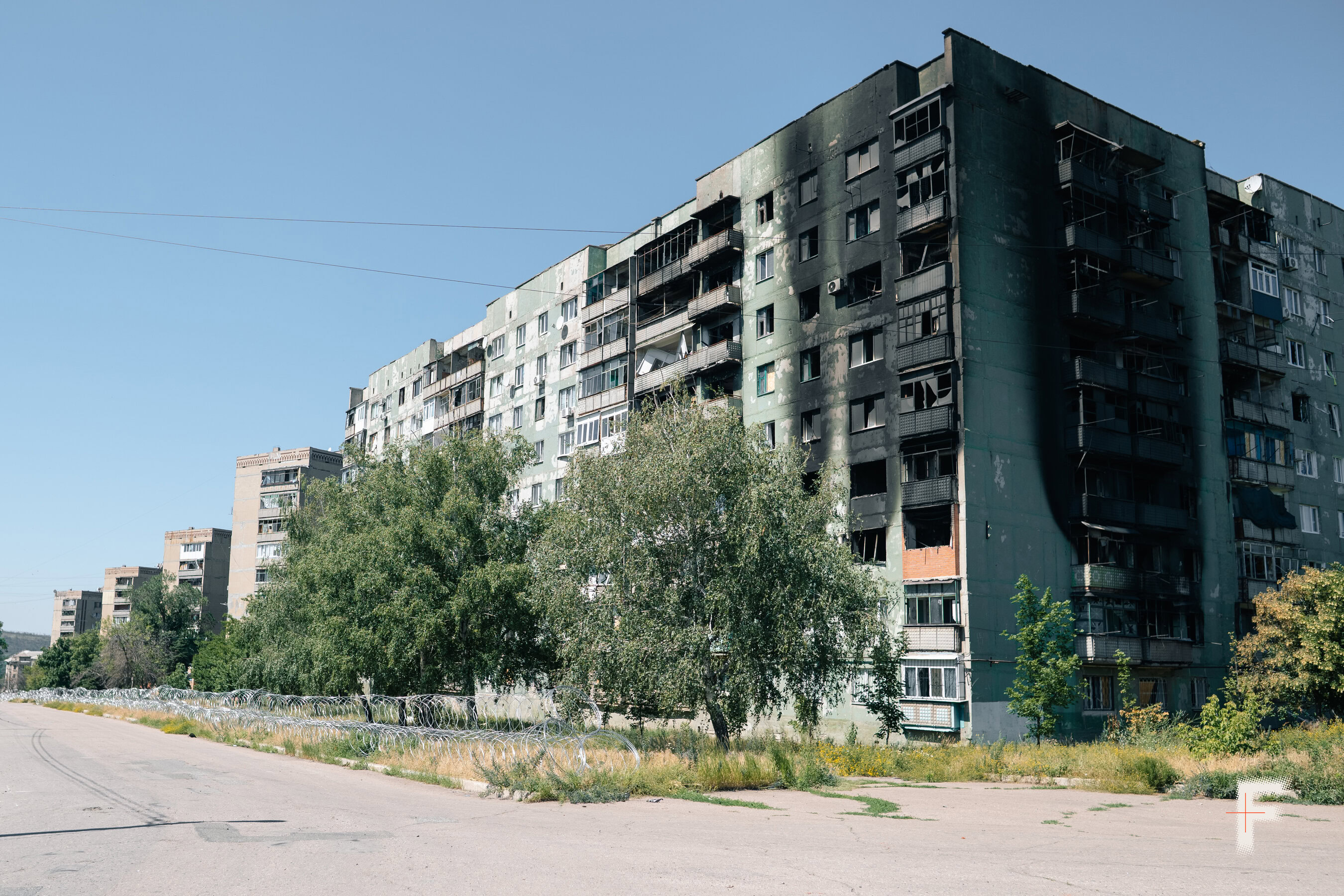 Розбиті житлові будинки в Дружківці після російських обстрілів.