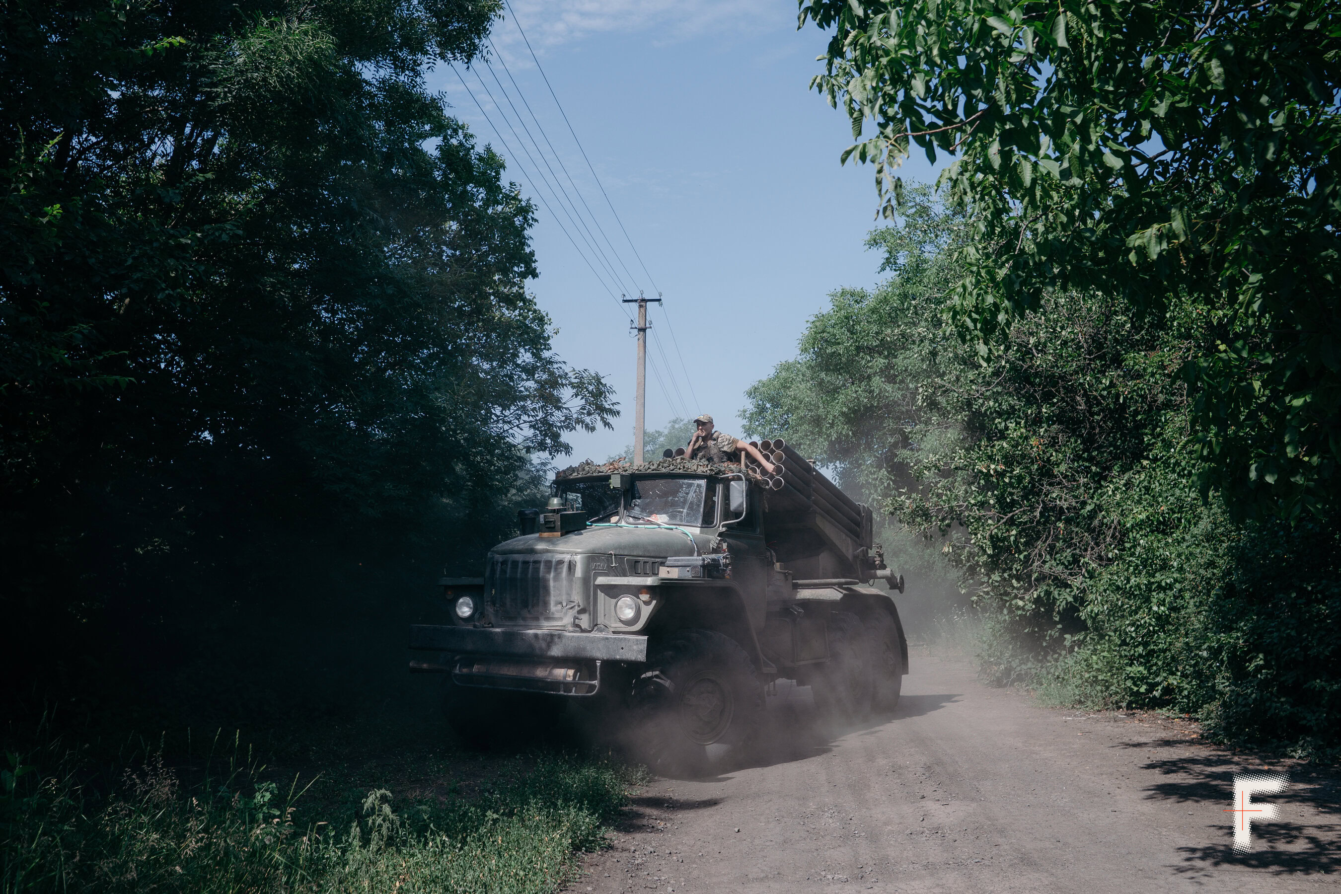 РСЗВ «Град» замаскована під деревами на вогневій позиції в Дніпропетровській області.