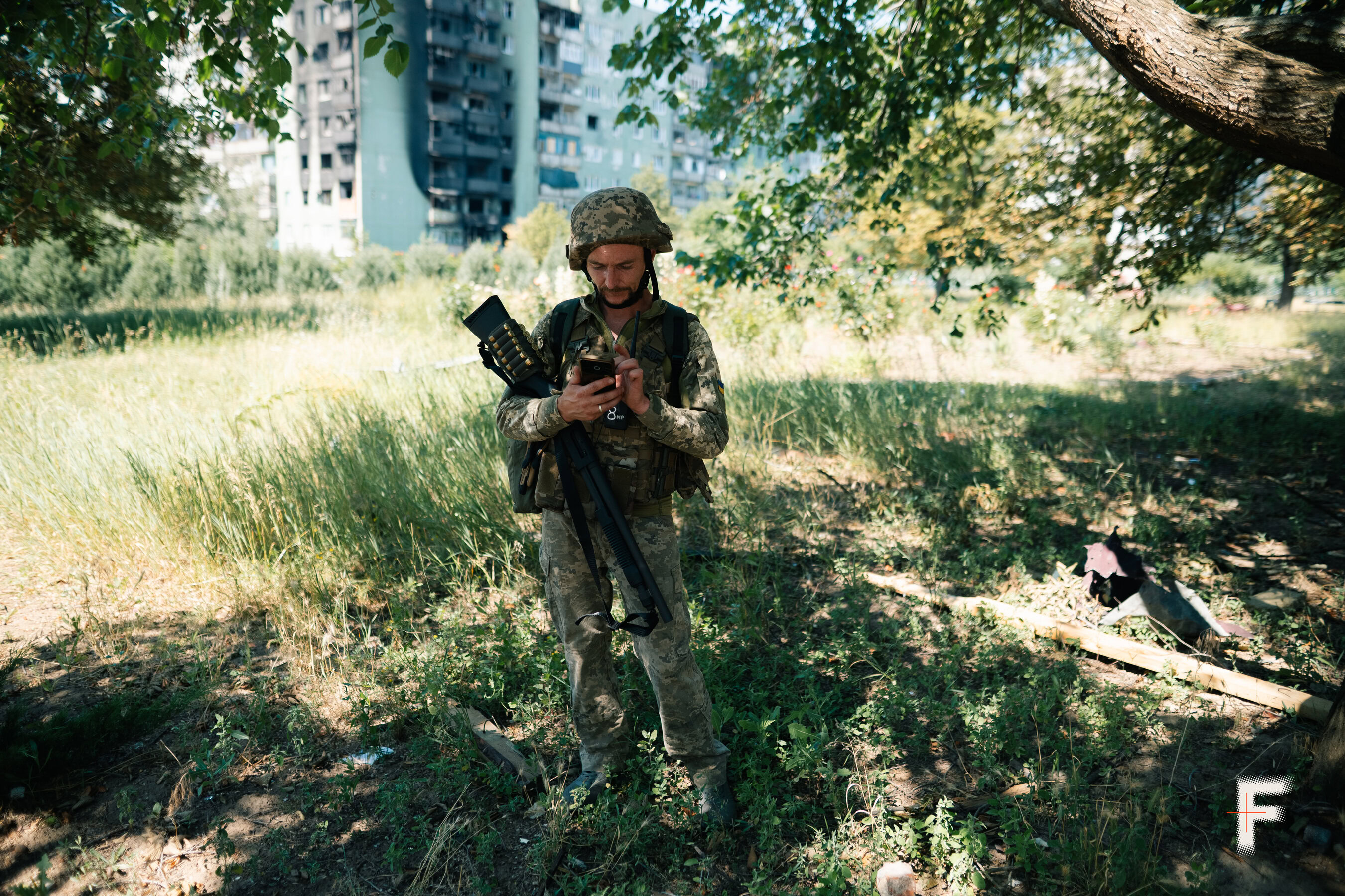 Військовослужбовець з позивним «Гай» у Дружківці під час маршруту по місту.