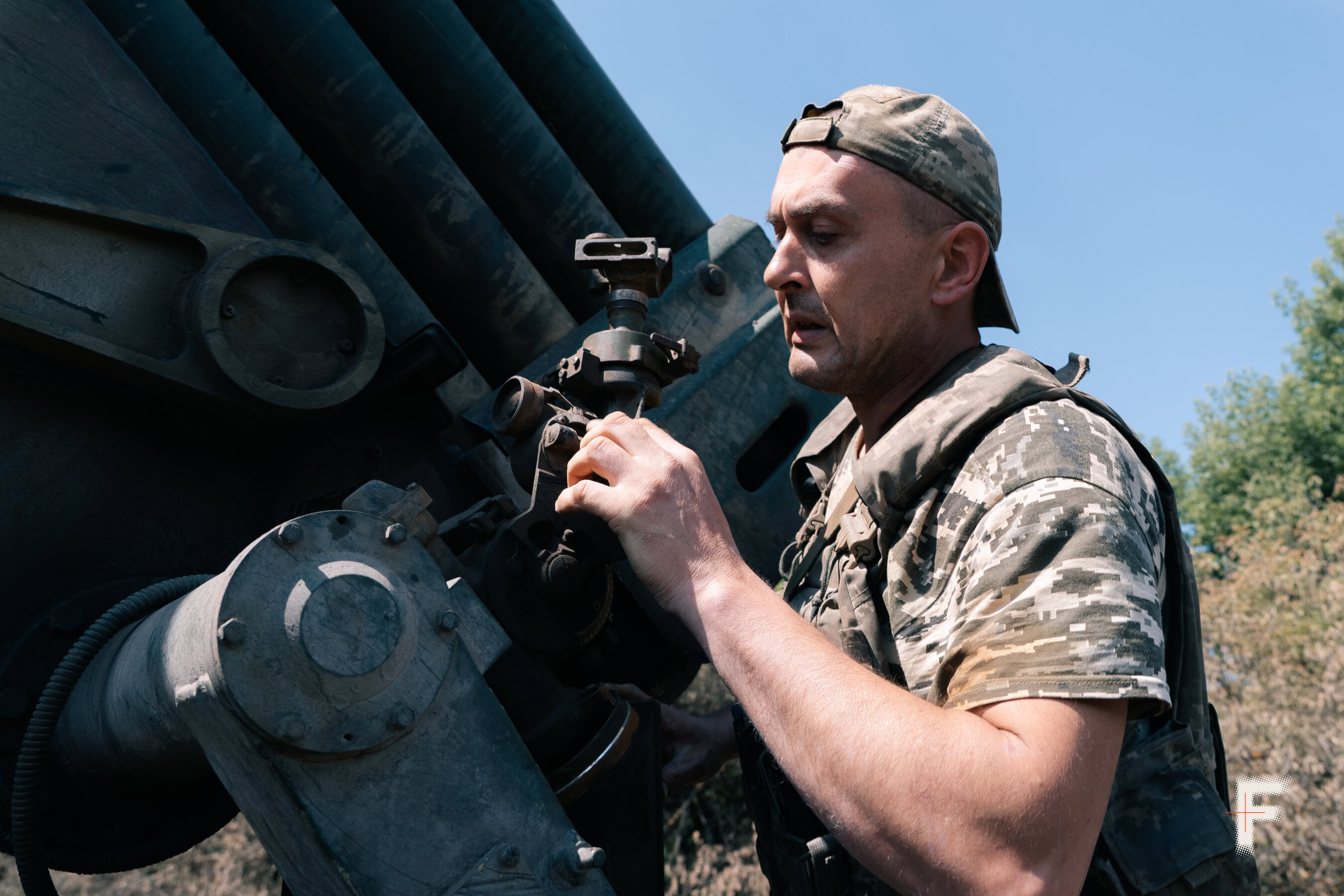 Навідник РСЗО «Град» Василь керує механізмом наведення установки.