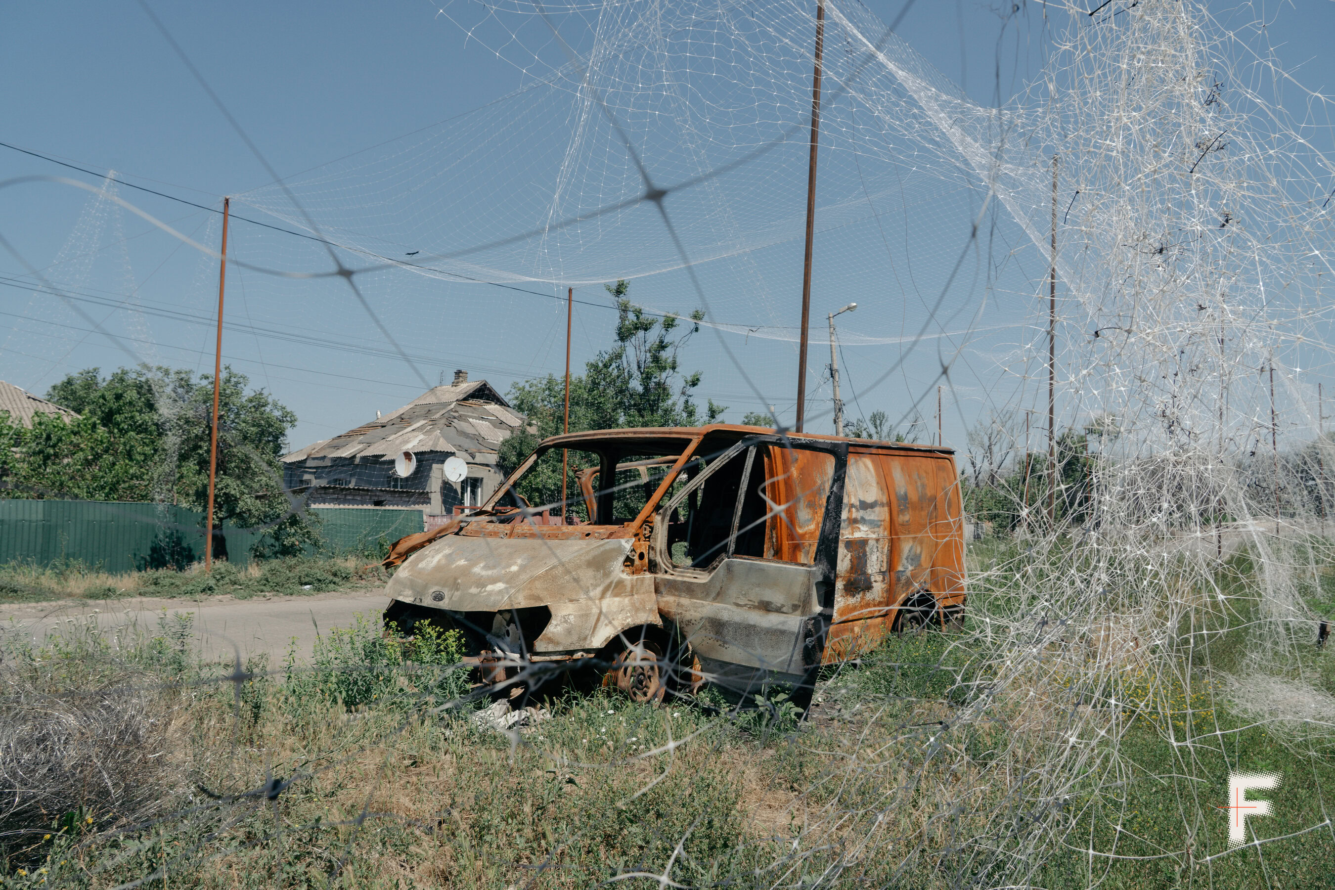 Розтрощений автомобіль на вулиці Дружківки після удару.