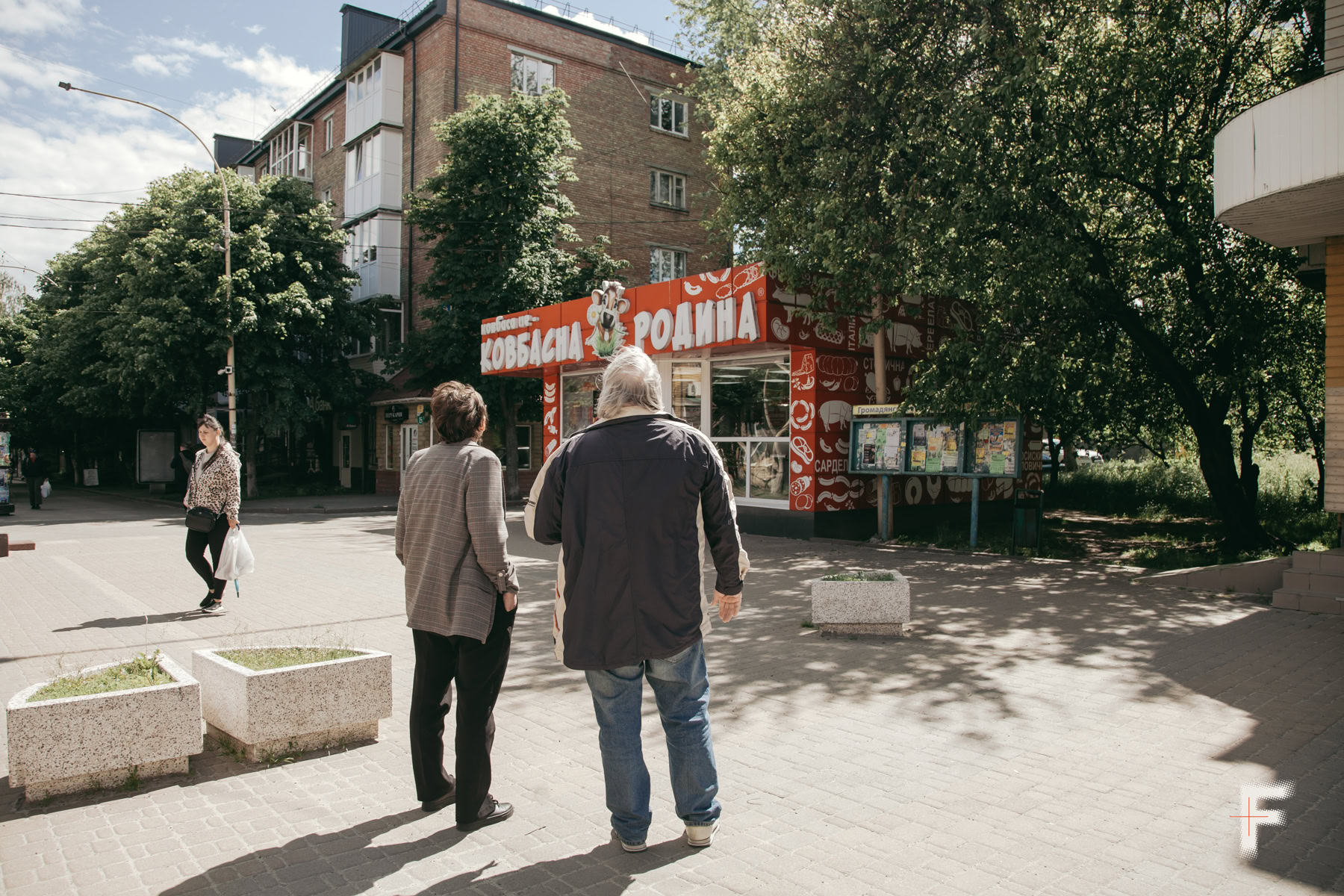 Володимир Неткач стоїть біля свого будинку в Бучі, який росіяни розстріляли з БМП під час окупації, а нині повністю відновлено.