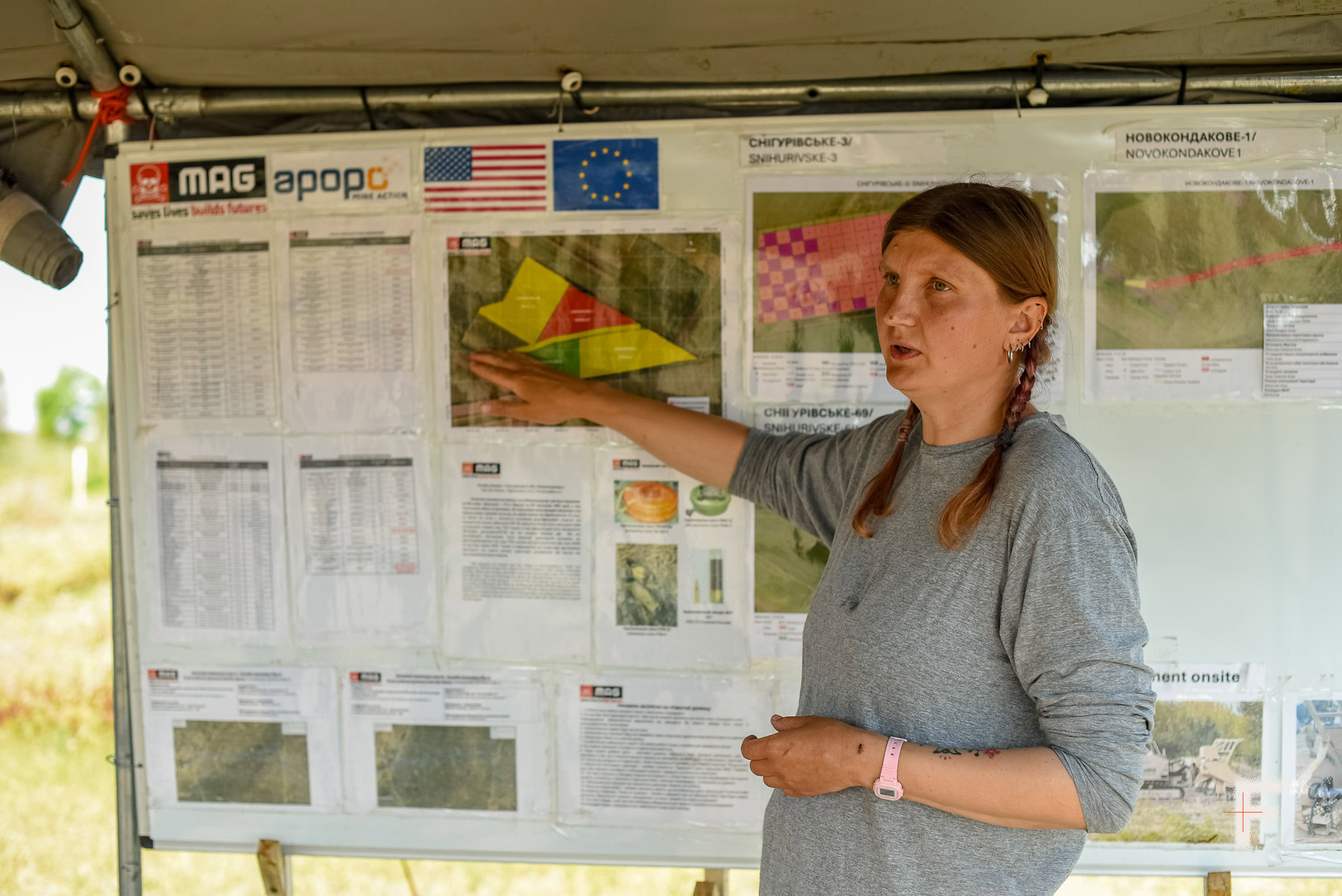 Оксана Омельчук, тім-лідерка команди демінерів організації MAG, проводить брифінг із планом розмінування ділянок.