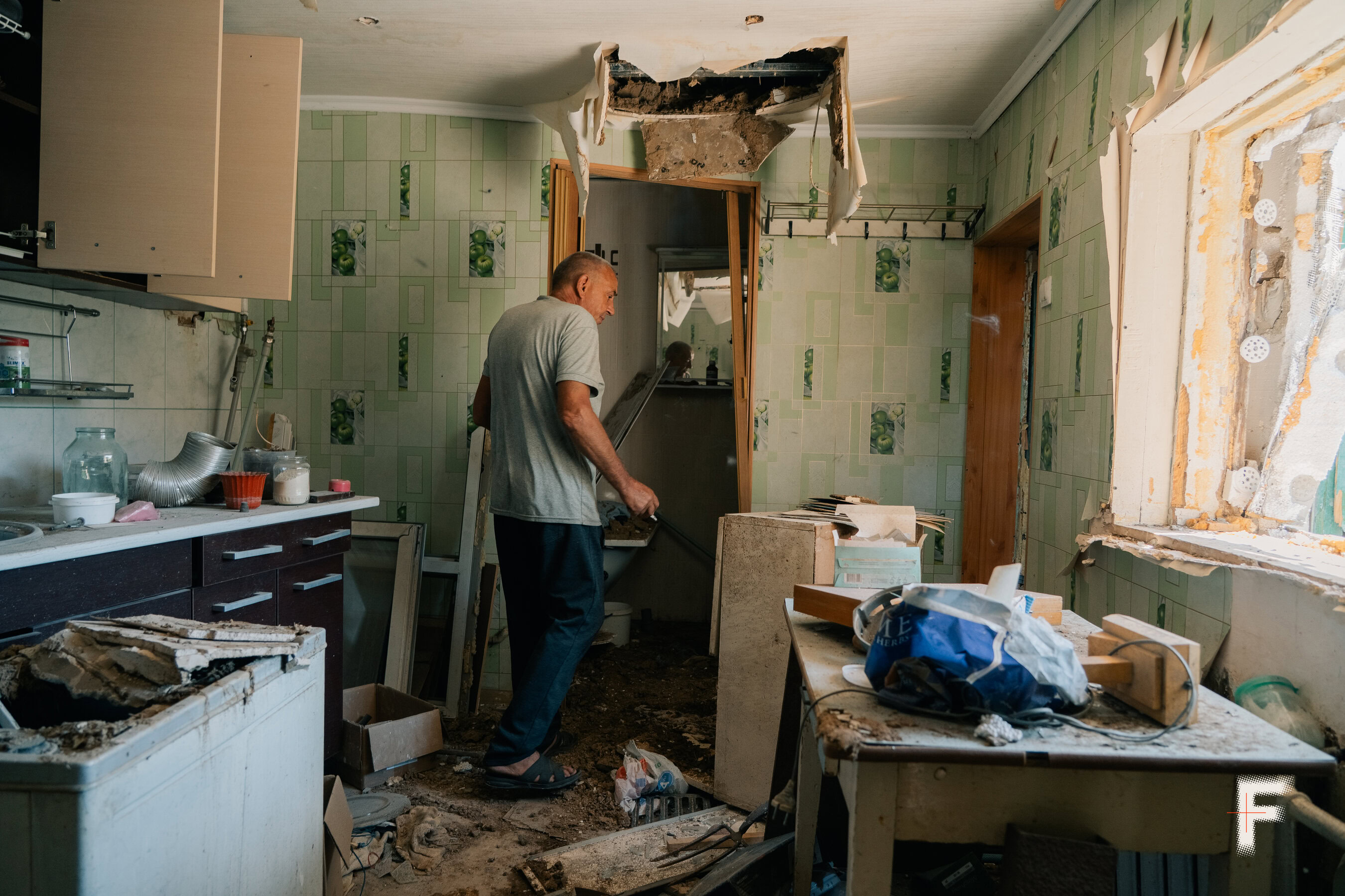 Олександр Сергійович заходить до одного з пограбованих будинків Дружківки з вибитими вікнами.