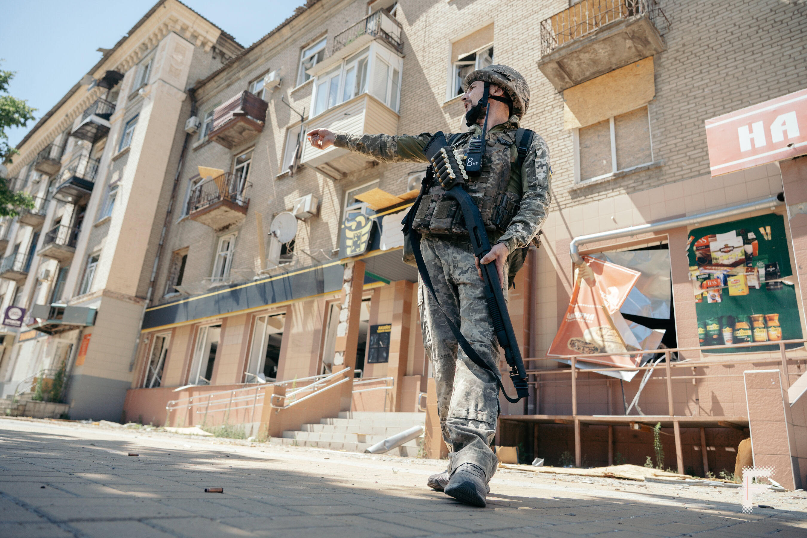 Військовослужбовець з позивним «Гай» пересувається вулицями Дружківки.