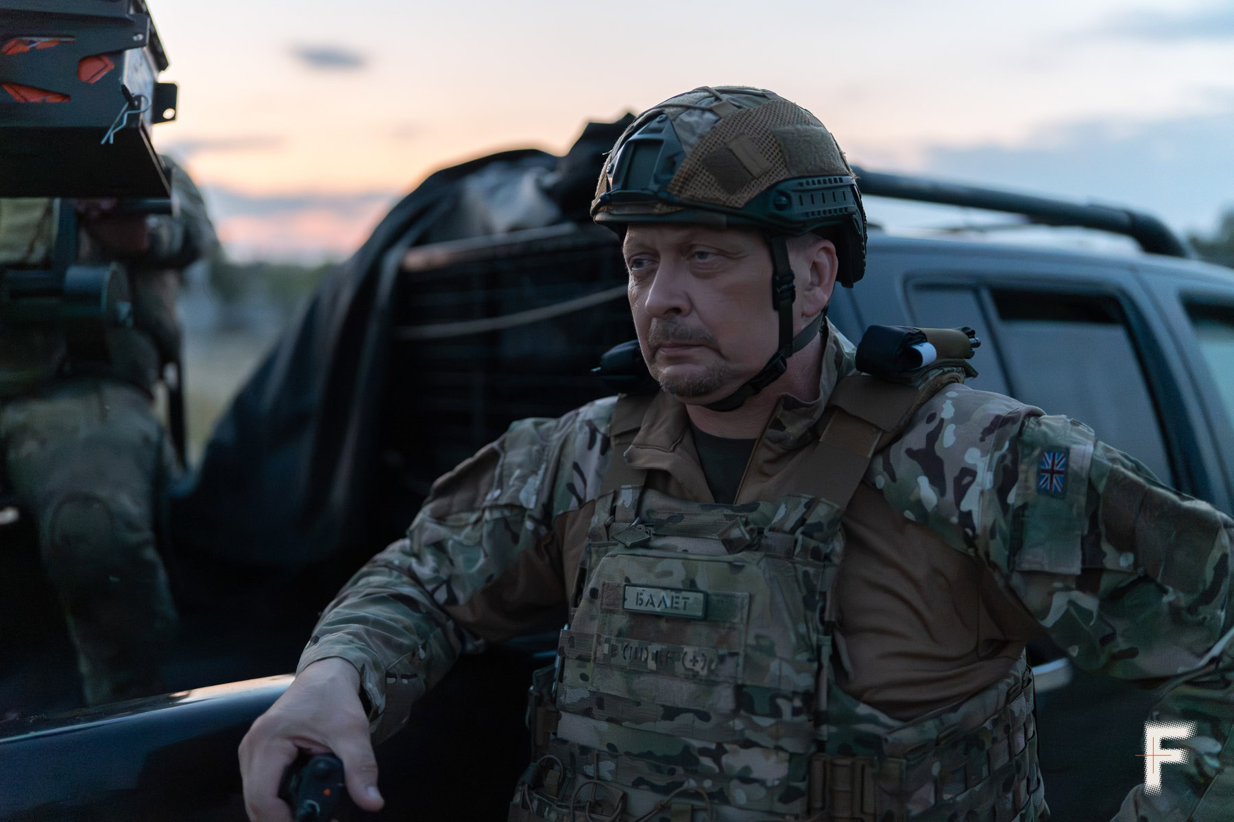 Доброволець-кулеметник Олег Токар біля пікапа мобільної вогневої групи «Мрія» під час бойової тривоги на Київщині.
