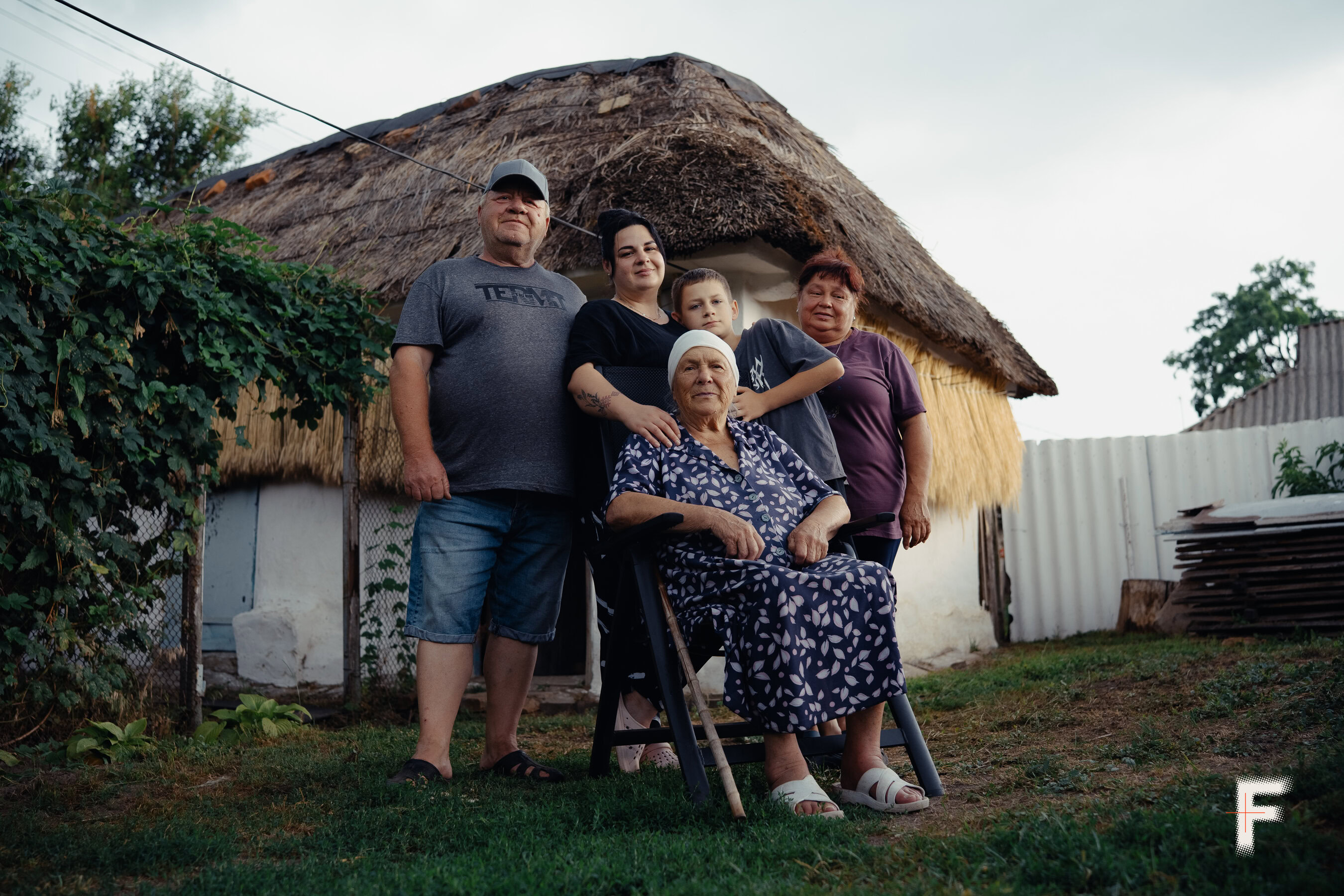 Родина Литовченків – Любов, Анна, Володимир, бабуся Євгенія та онук Богдан – у дворі своєї садиби в Шульгівці.