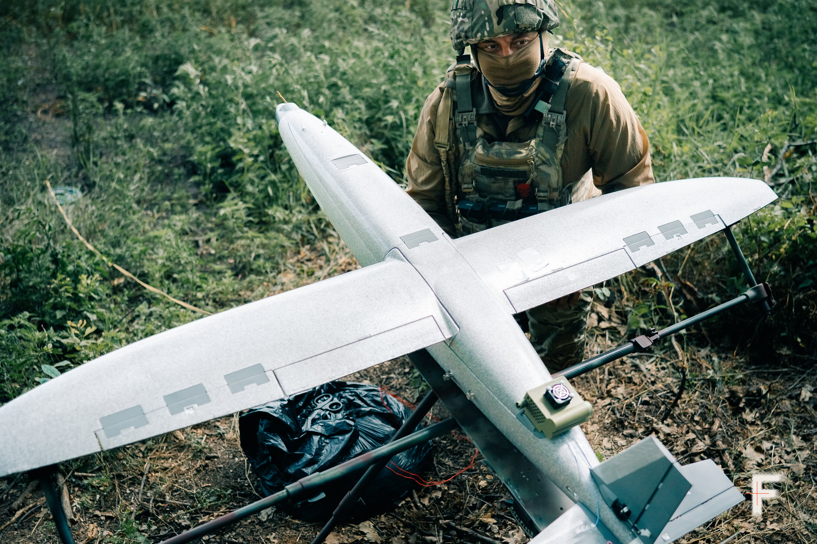 Військовослужбовець тримає ударний безпілотник Hornet безпосередньо перед запуском.