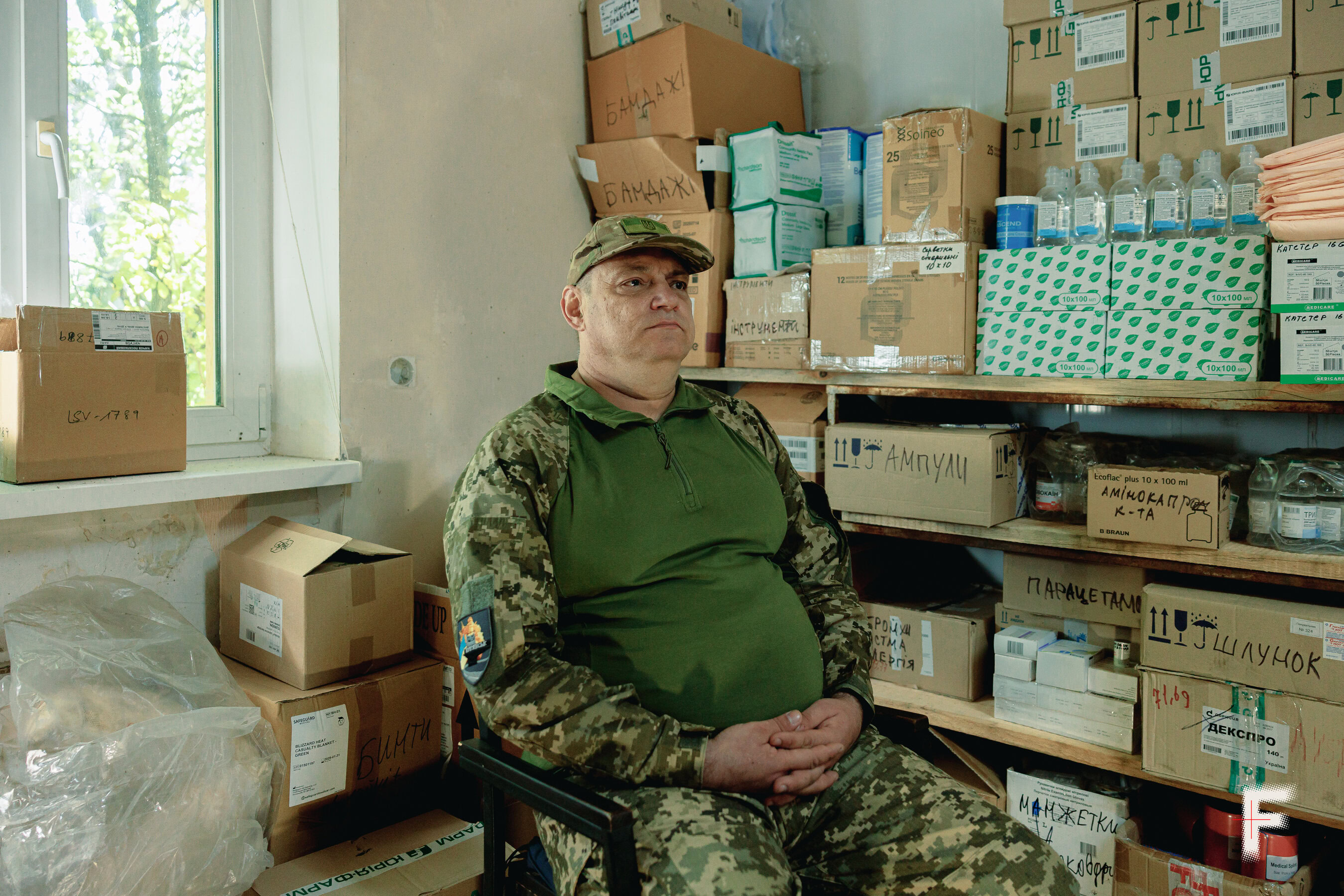 Фельдшер 41 ОМБр Євген Ковалик «Філософ» перевіряє медикаменти на складі ліків, Харківська область, 17 вересня 2026 року.