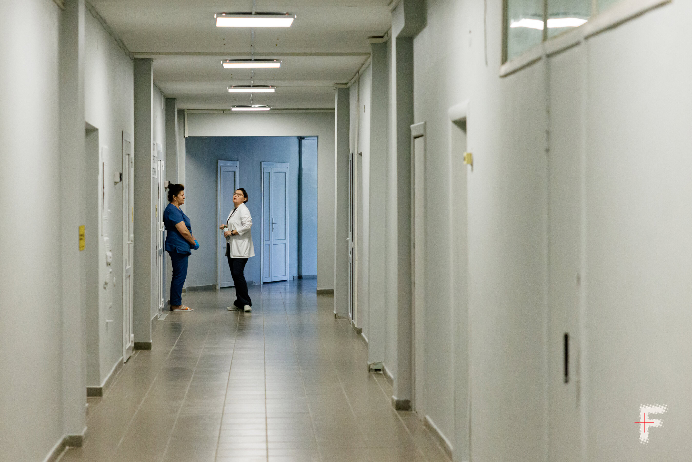 Через це закладу складно залучати нових фахівців. Хоча потік пацієнтів лише зростає – передусім тих, хто потребує відновлення після бойових поранень і травм. Тому заклад посилює реабілітаційну ланку – шукає фахівців із відновлення, ерготерапевтів та психотерапевтів.