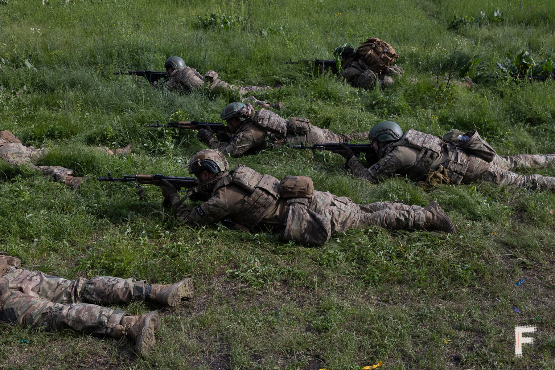 Новобранці «18-24» відпрацьовують поводження зі зброєю на полігоні під час тренування.