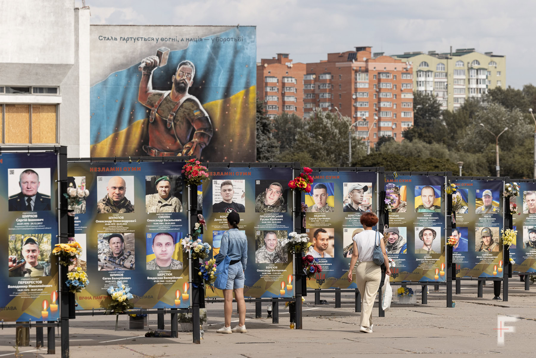 Площа Незалежності в центрі Сум у спокійний денний час.