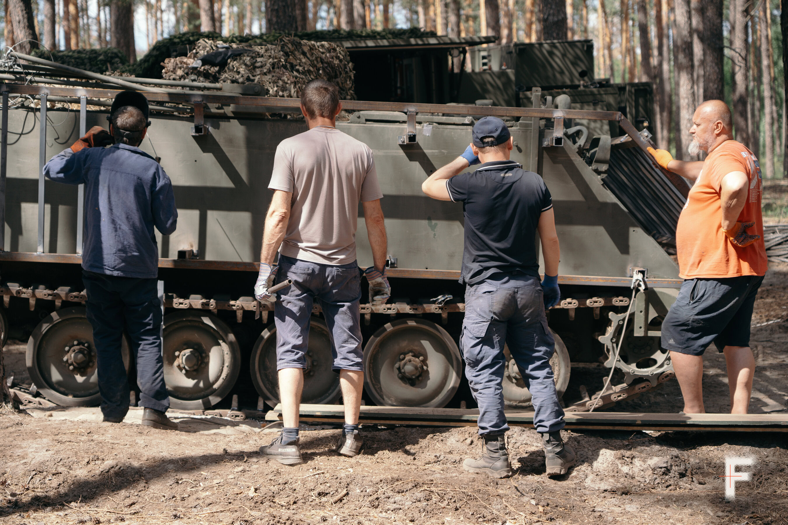Військові 33-ї окремої механізованої бригади ремонтують бронетранспортер на Харківщині.