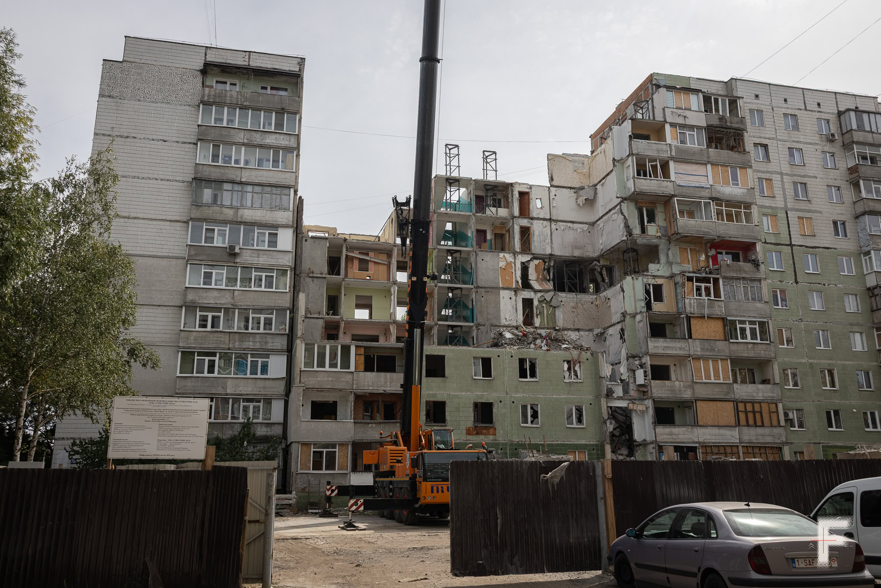 Будинок у центрі Сум, пошкоджений влучанням російської керованої авіабомби.