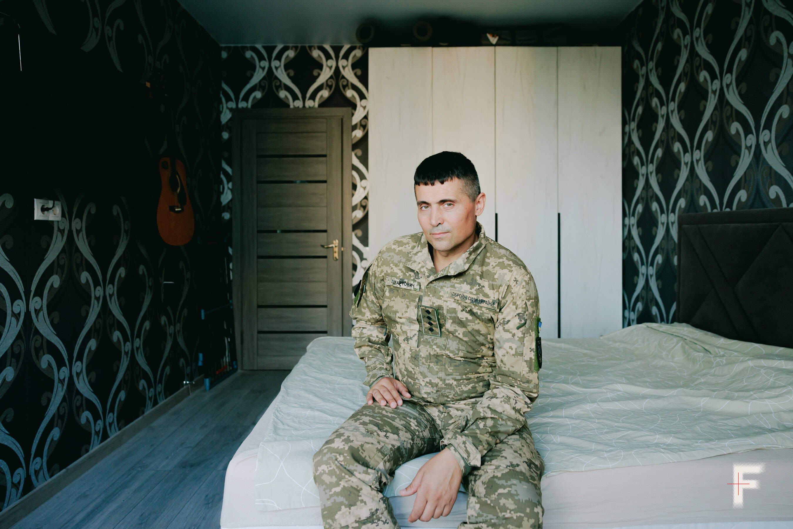 Дмитро Лінартович, офіцер Десантно-штурмових військ ЗСУ, у своїй квартирі в Києві.
