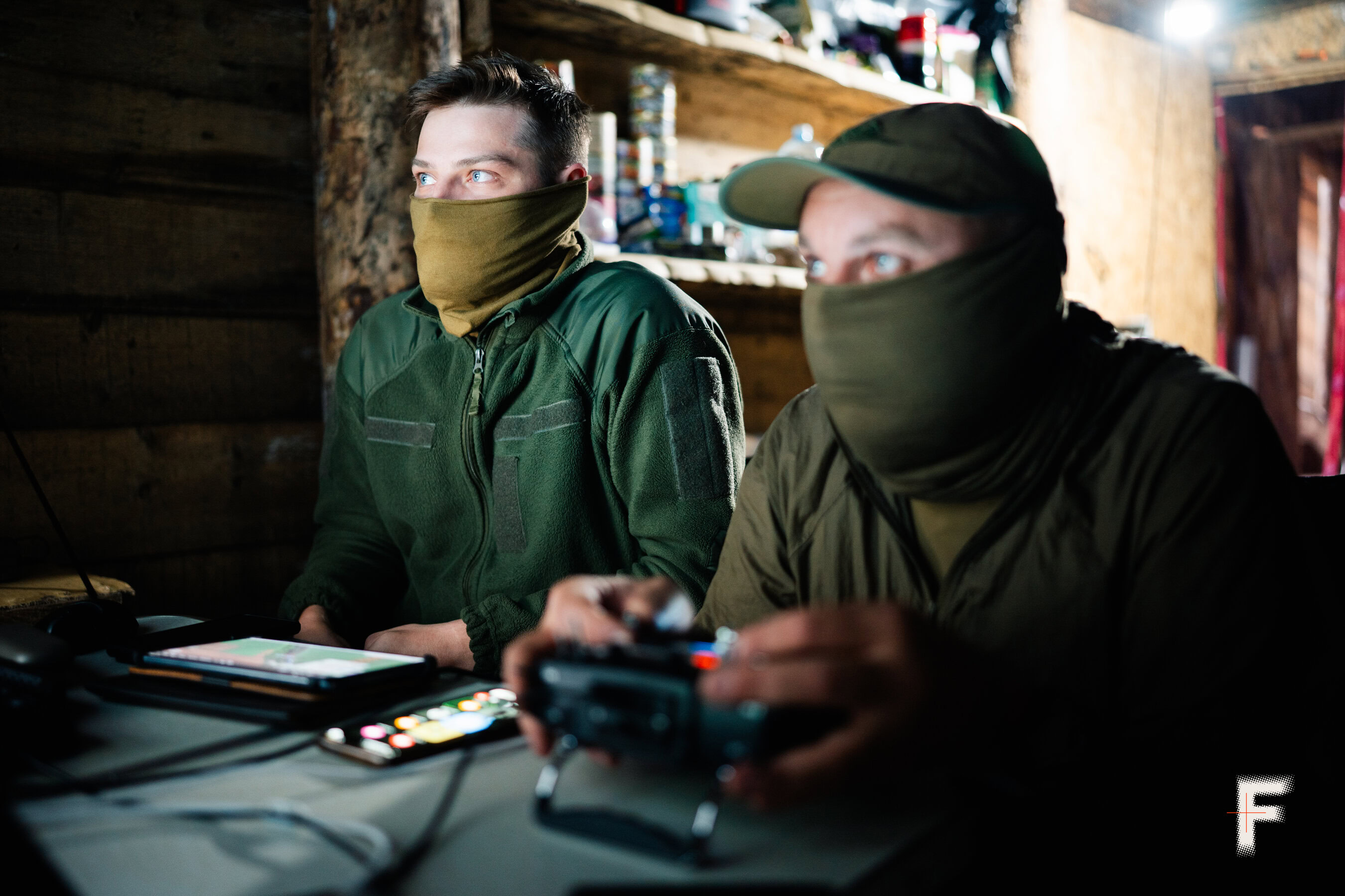Військові стежать за екраном керування дроном Hornet у бліндажі під час бойового польоту.