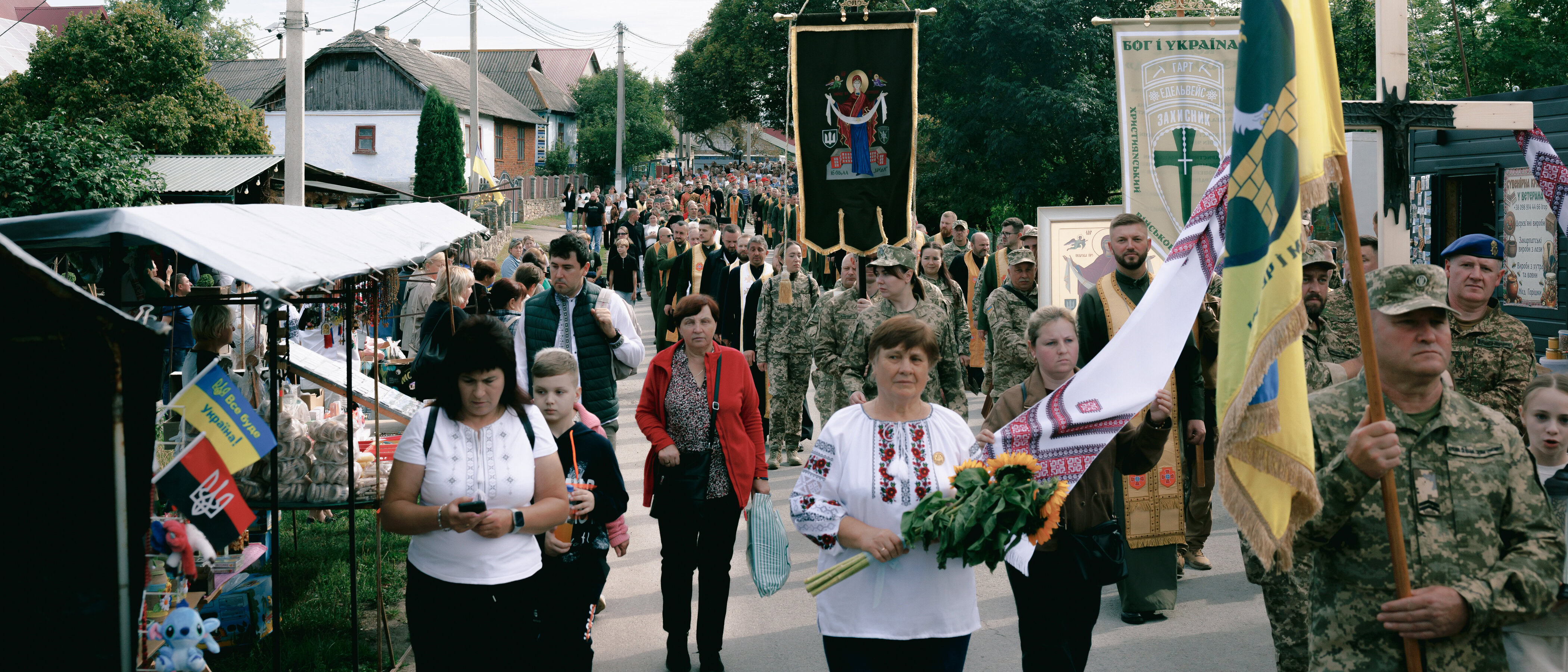 Хода учасників військового паломництва до Марійського духовного центру в Зарваниці, Тернопільська область.