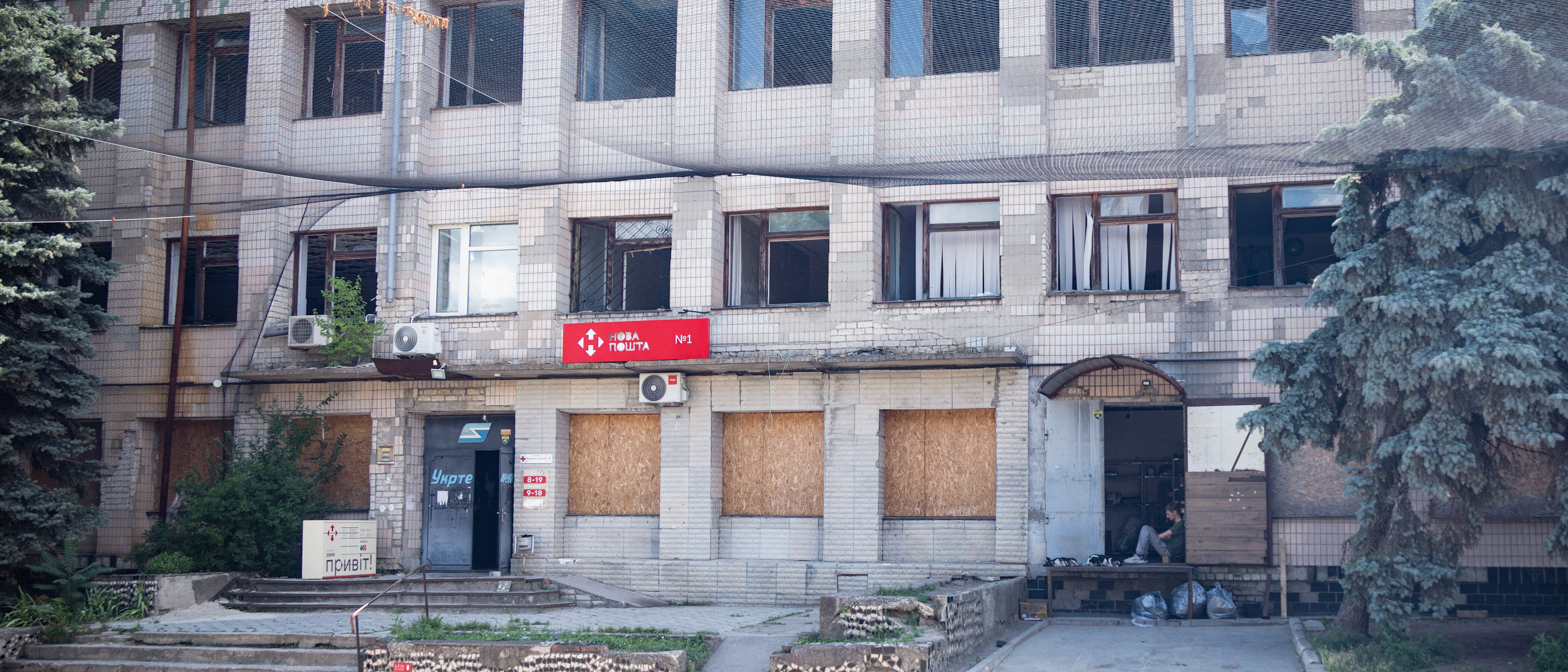 Пошкоджена будівля в селищі Нововоронцовка на Херсонщині.