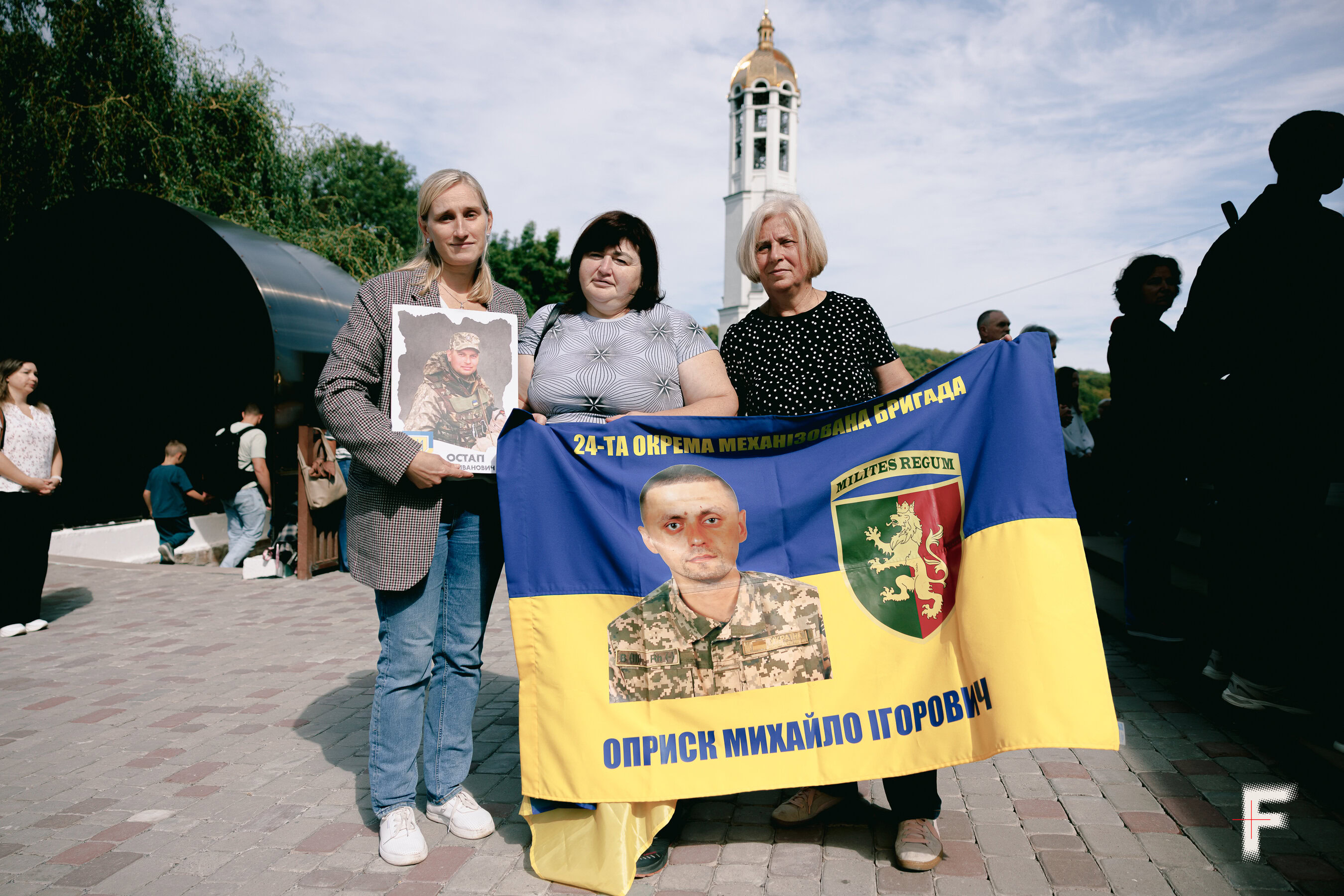 Мирослава Остап, Галина Плітка та Марія Оприск, рідні загиблих військових, у Зарваниці на паломництві.