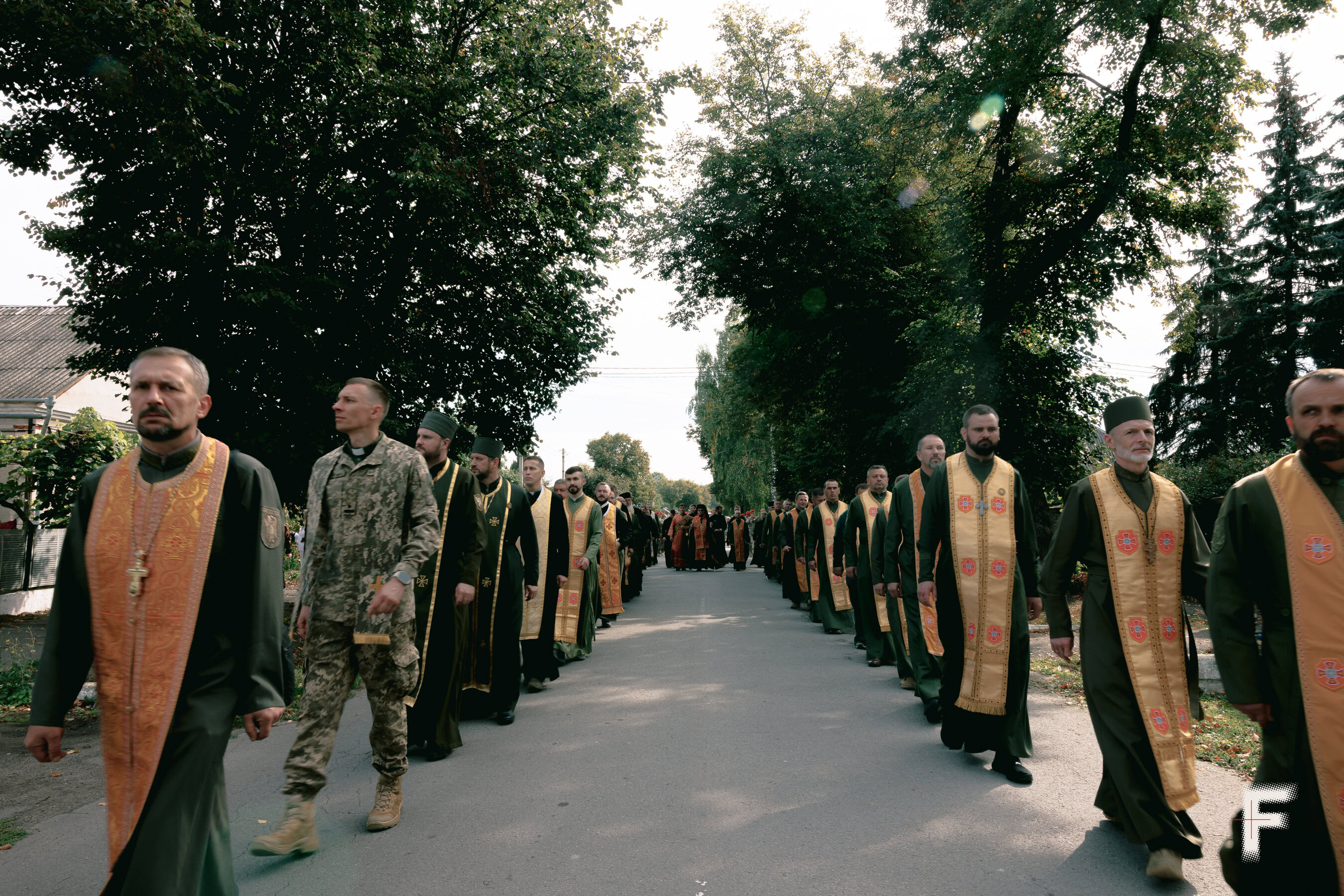 Багатолюдна хода паломників у Зарваниці в напрямку Марійського духовного центру.