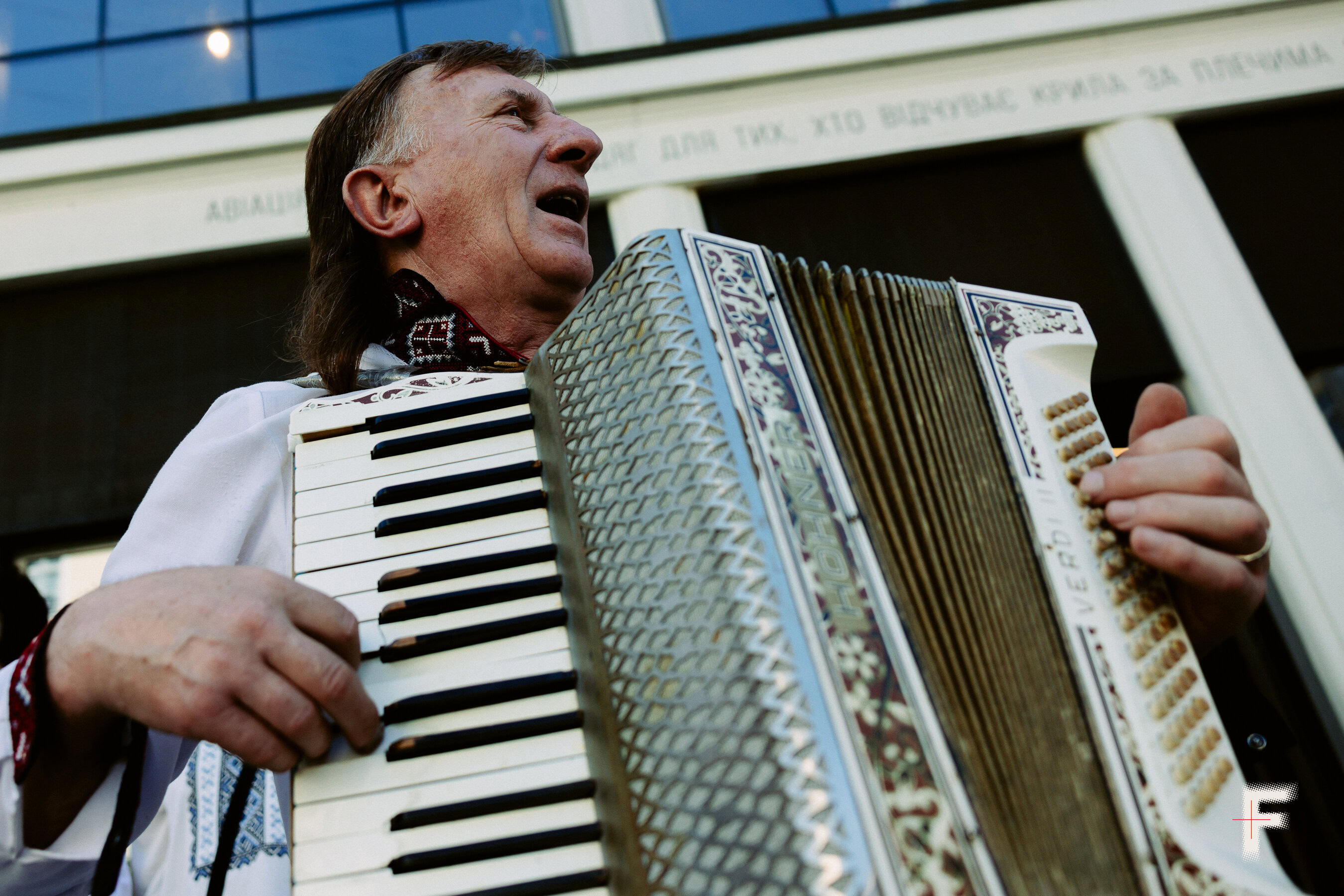 Ярослав Галан, керівник колективу «Західний вітер», у власному будинку на Львівщині.