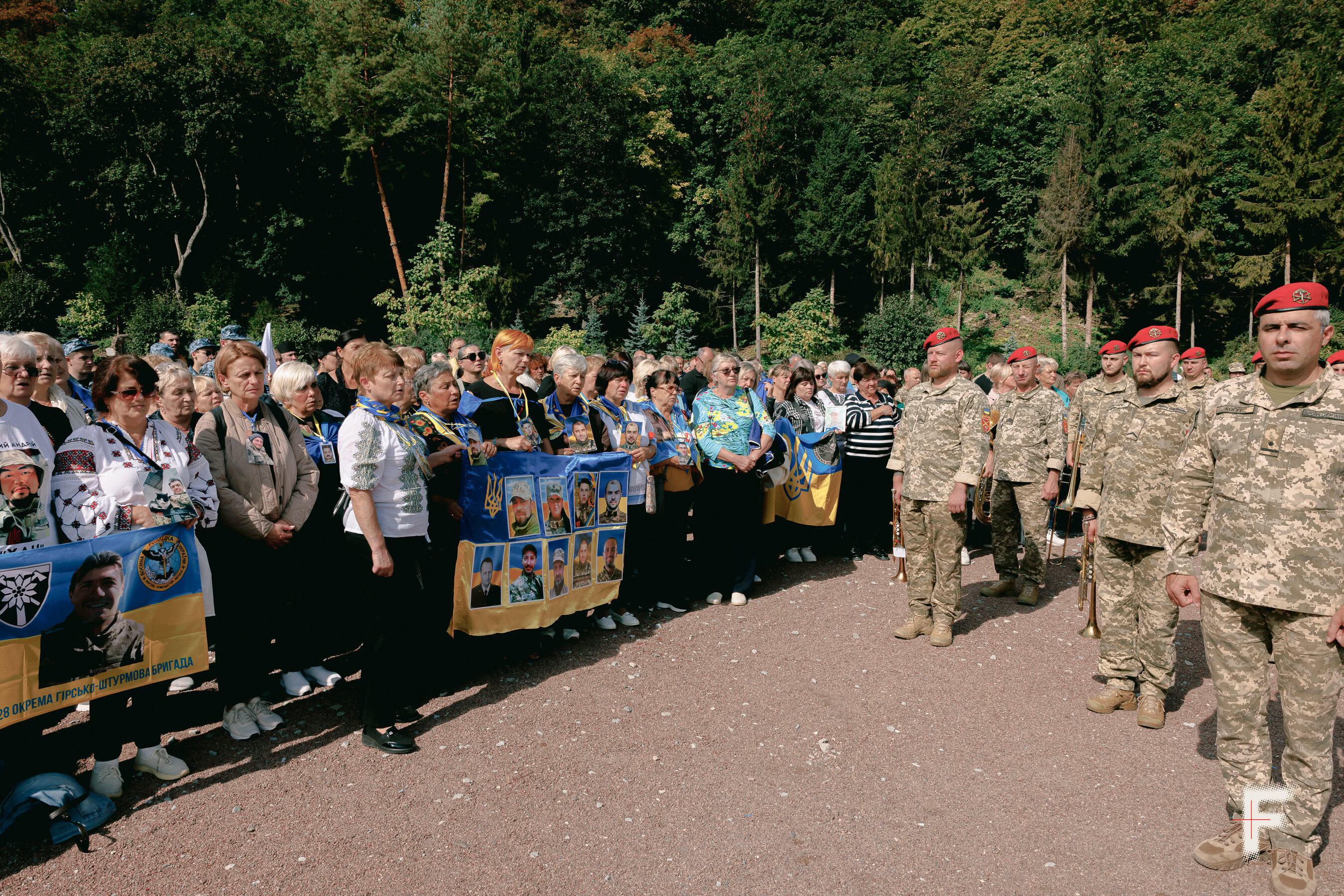 Учасники відкриття військового паломництва в Зарваниці, серед яких родини загиблих та військовополонених воїнів.